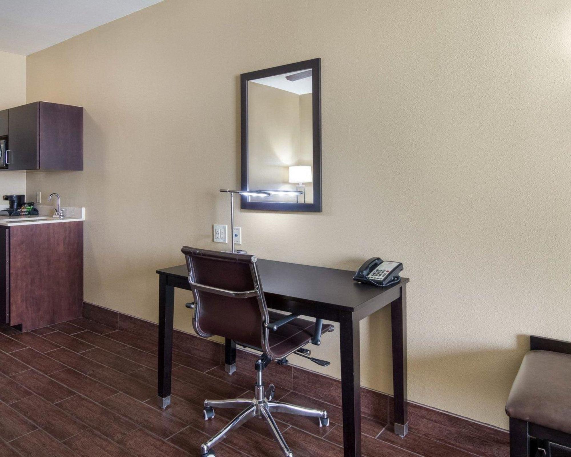 Comfort Suites Одесса Экстерьер фото