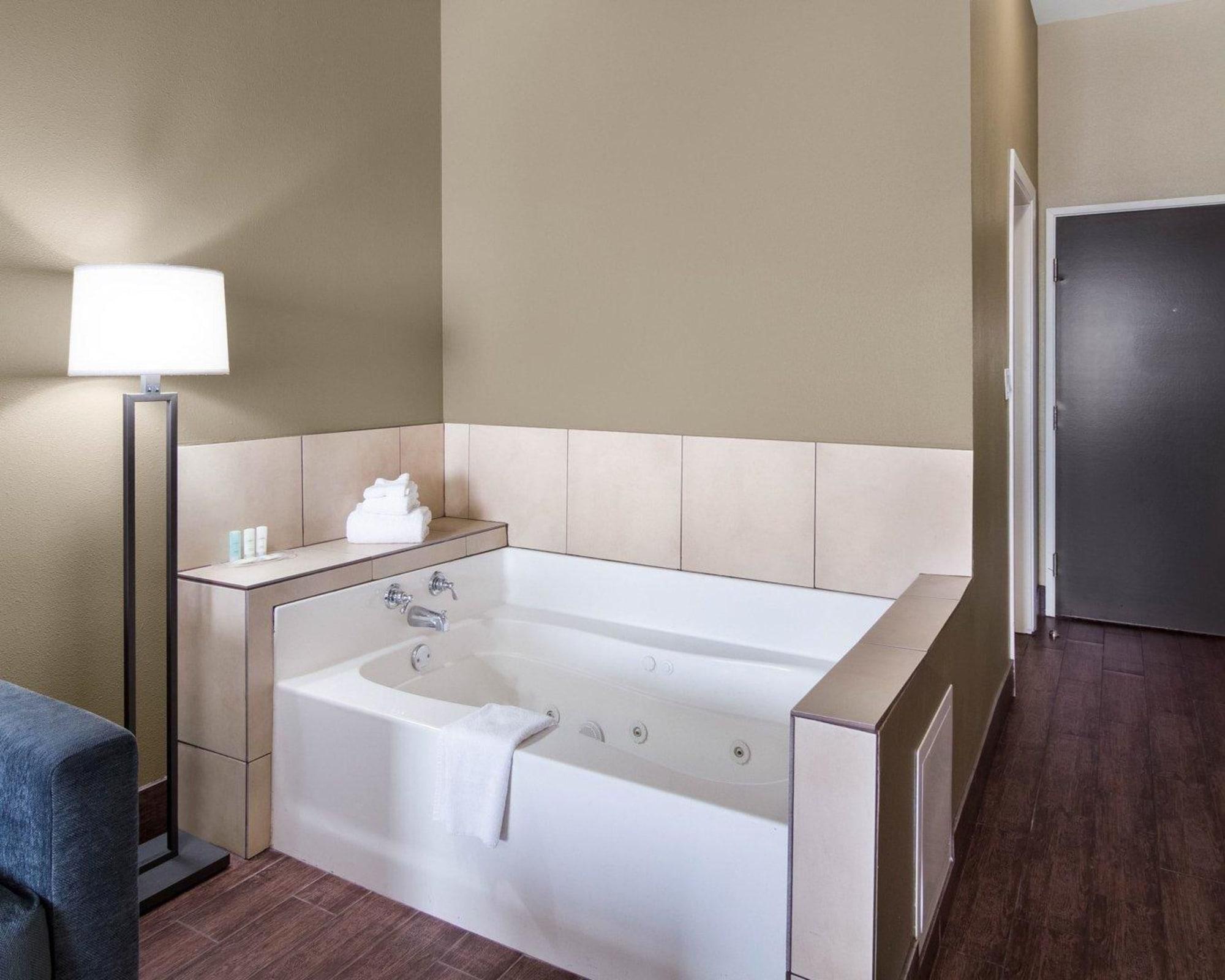 Comfort Suites Одесса Экстерьер фото