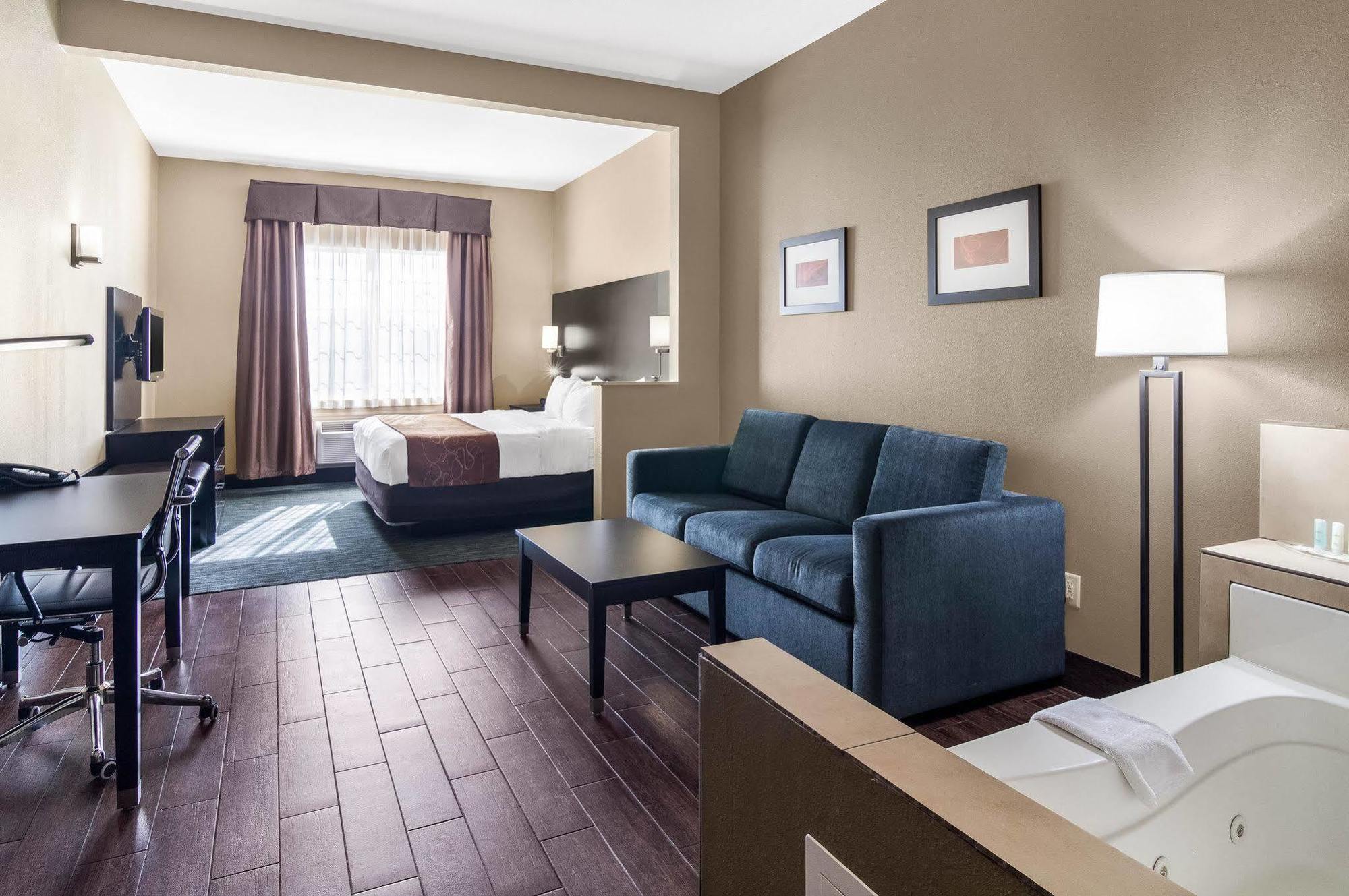 Comfort Suites Одесса Экстерьер фото
